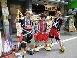 Illustration for article titled Cosplay Overruns the Streets of Osaka